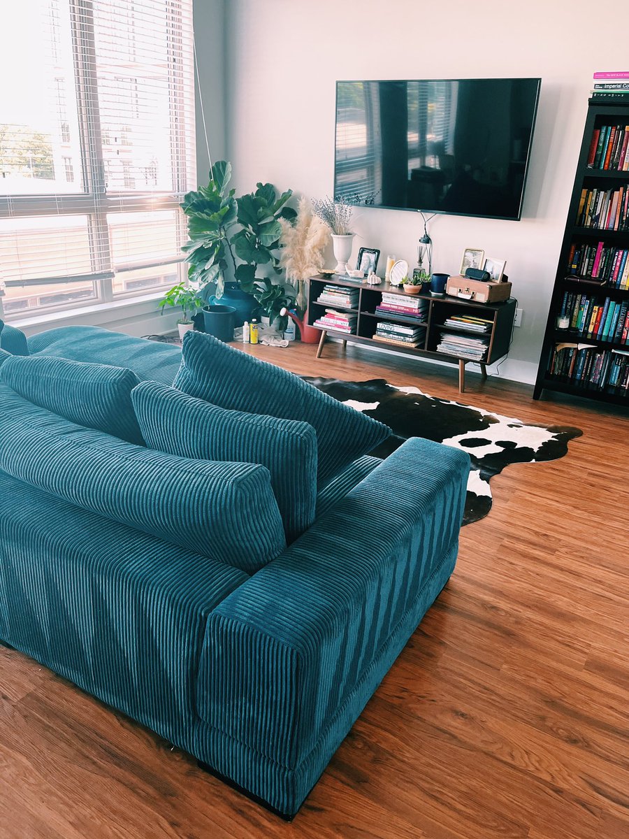 lNTERNETBBY's tweet image. I got a house keeper bc I’m never home and my house was literally a mess, big depression apartment energy. Those ladies did the damn thing..they even vacuumed my damn couch!