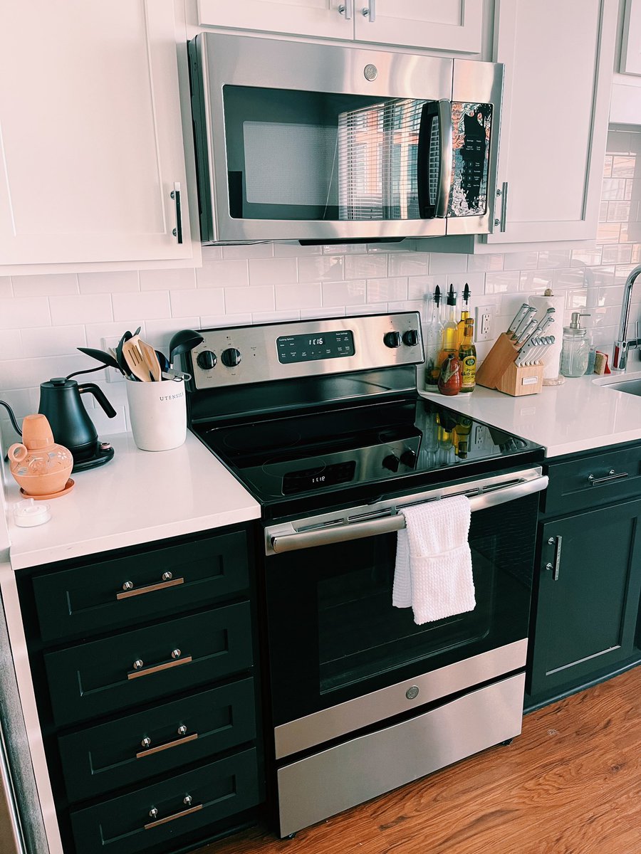 lNTERNETBBY's tweet image. I got a house keeper bc I’m never home and my house was literally a mess, big depression apartment energy. Those ladies did the damn thing..they even vacuumed my damn couch!