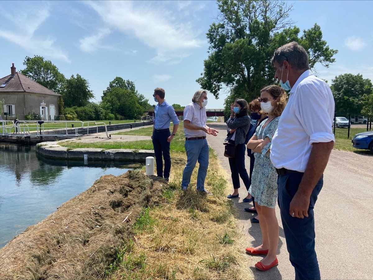 vnf_officiel's tweet photo. Dans le cadre de la Mission d'info @AN_DevDur sur la prolifération des #plantesinvasives, une #visiteTerrain a été organisée sur le #CanalDeBourgogne pour mobiliser sur ce phénomène écologique inédit, véritable fléau pour nos rivières, fleuves &amp; canaux
https://t.co/5dOE6bqMgm https://t.co/V9s36HgmDF