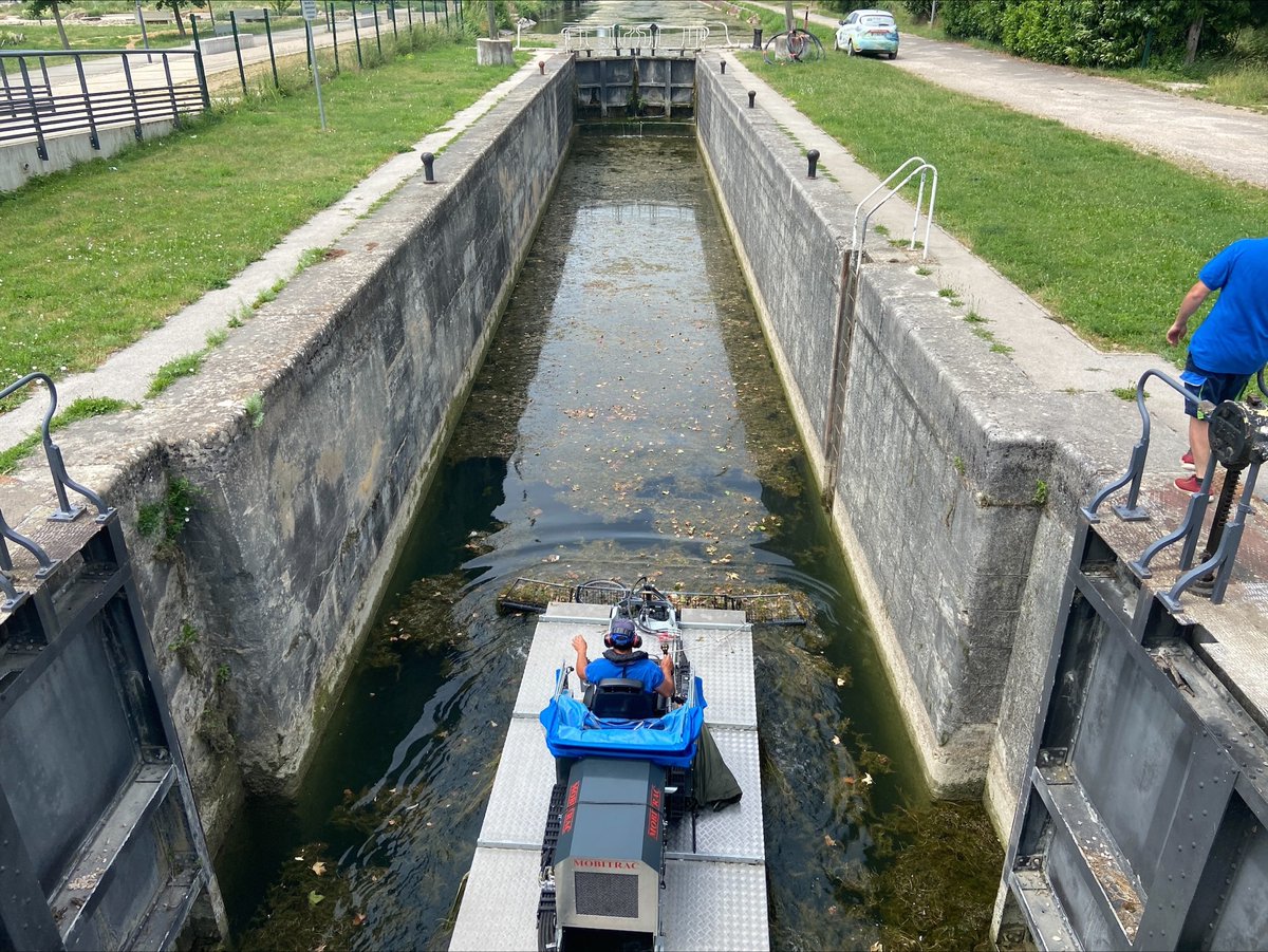 vnf_officiel's tweet photo. Dans le cadre de la Mission d'info @AN_DevDur sur la prolifération des #plantesinvasives, une #visiteTerrain a été organisée sur le #CanalDeBourgogne pour mobiliser sur ce phénomène écologique inédit, véritable fléau pour nos rivières, fleuves &amp; canaux
https://t.co/5dOE6bqMgm https://t.co/V9s36HgmDF