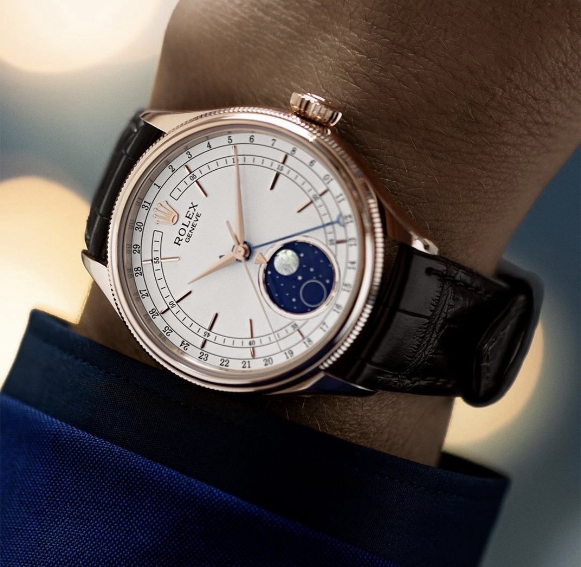 AlsonJewelers's tweet photo. The classical watch. The Rolex Cellini Moonphase in 18 ct Everose gold, 39 mm case, white dial, leather strap bracelet. #Rolex #CelliniMoonphase #OfficialRolexJeweler #AlsonJewelers https://t.co/xwhZWjzThP