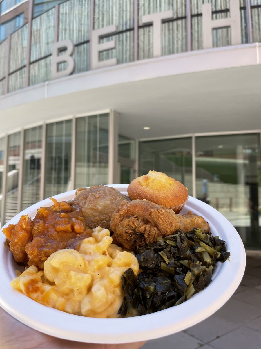 HUdining's tweet photo. First #SoulFoodThursday of the summer! Come by and see us until 2:30p today to make your plate! 

On the menu today: Southern Fried Chicken, Veggie Paella, Collard Greens, Mac &amp; Cheese, Brown Sugar Glazed Sweet Potatoes, Cornbread 😋 https://t.co/cEkwpd3Xy7