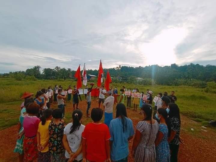 threefingers991's tweet photo. Pro-democracy youths from PainTaw Village , ThaYet Chaung Township protest against the Dictatorship with the flags flying high.   #WhatsHappeningInMyanmar #June17Coup https://t.co/0yk7utdVuu