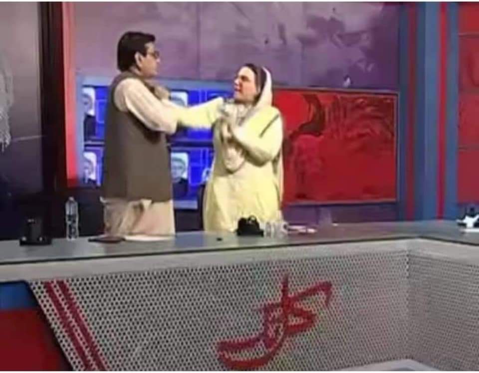 Funnysmspk's tweet photo. یوں تو فردوس بھی ہو عاشق بھی ہو اعوان بھی ہو 
تم سبھی کچھ ہو بتاؤ پہلوان بھی ہو؟ https://t.co/UYB7ICQ7n2