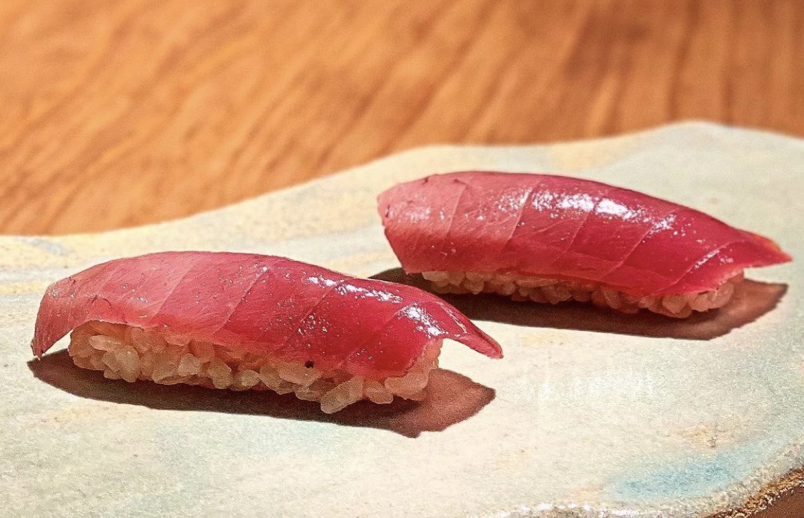 #Nigiri de chutoro #top #brutal #producto #atunrojo #amazing #sushilocura🔪🌶🐟 #igers #foodie #gastro #Madrid 
📸 @asisecomeenmadrid