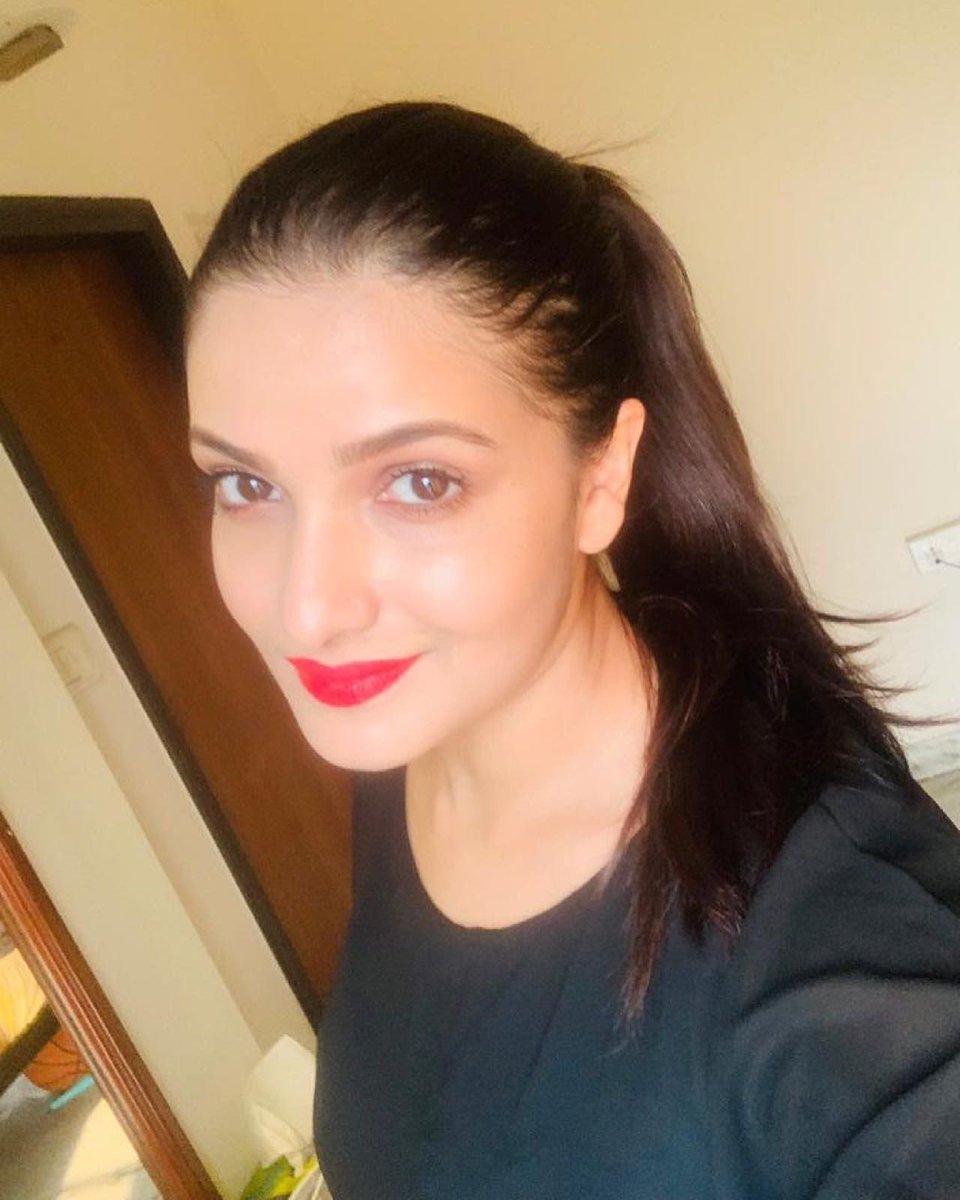 tnusreec's tweet photo. Something bright on a gloomy day! 💋 #selfie https://t.co/dm9sHL10ky