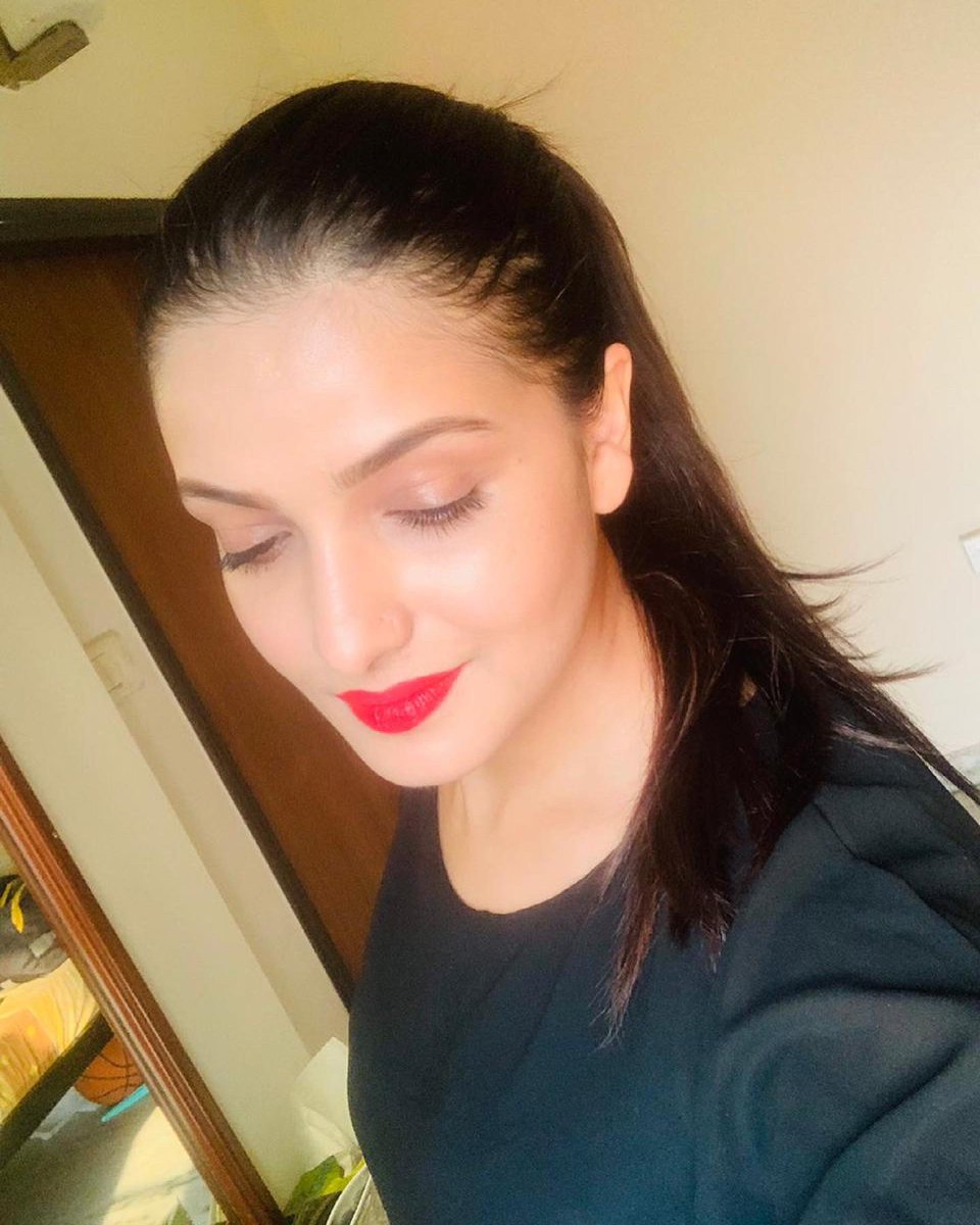 tnusreec's tweet photo. Something bright on a gloomy day! 💋 #selfie https://t.co/dm9sHL10ky