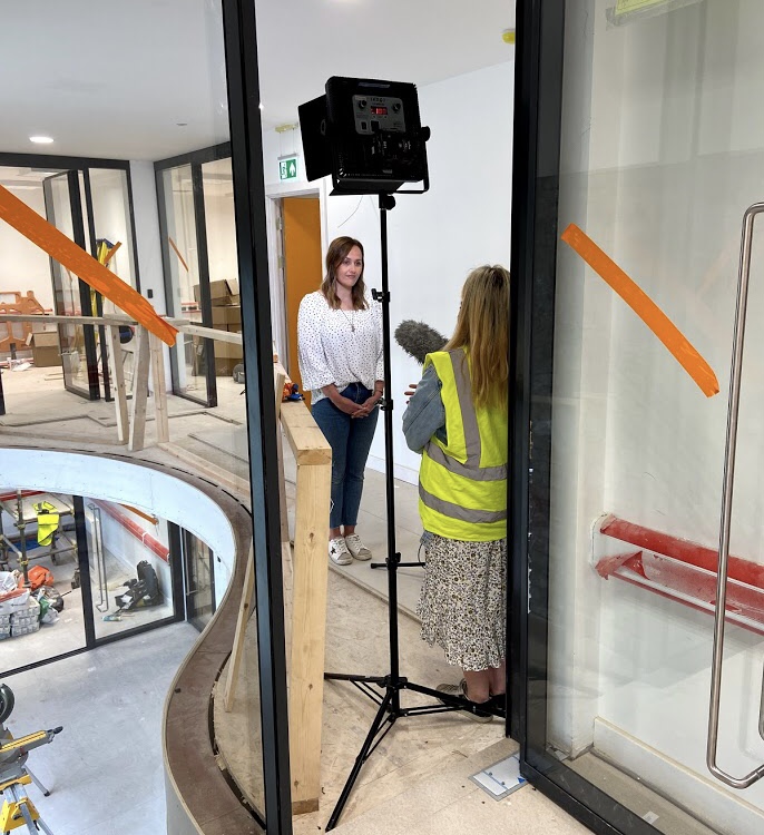 MenterDinefwr's tweet photo. Brysur yn ffilmio’n ddiweddar gyda @PrynhawnDaS4C i sôn am Dim Clem a’n canolfan newydd! S’dim dianc wrth staff Menter Dinefwr! 🎥
Bombarding a tv set near you! 😆 Talking about Dim Clem and our brand new centre!
@mentrauiaith@HengwrtDinefwr
#dimclem #cymraeg #marchnata https://t.co/78ad3FoTxO