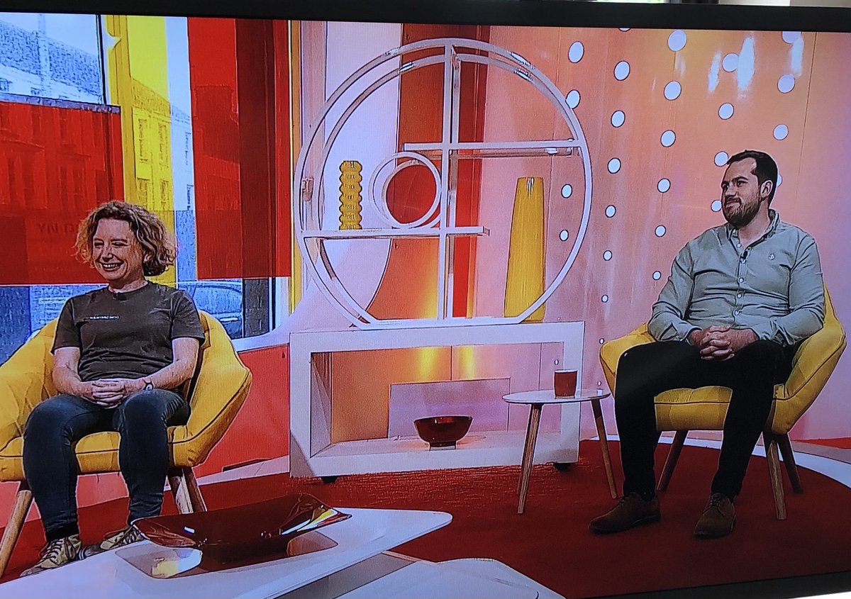 MenterDinefwr's tweet photo. Brysur yn ffilmio’n ddiweddar gyda @PrynhawnDaS4C i sôn am Dim Clem a’n canolfan newydd! S’dim dianc wrth staff Menter Dinefwr! 🎥
Bombarding a tv set near you! 😆 Talking about Dim Clem and our brand new centre!
@mentrauiaith@HengwrtDinefwr
#dimclem #cymraeg #marchnata https://t.co/78ad3FoTxO