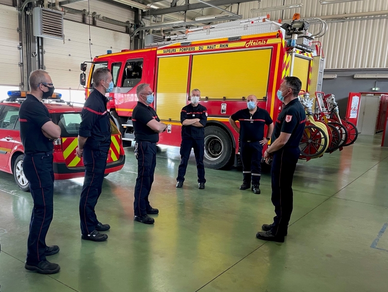 sdis68's tweet photo. Le colonel Patrice Gerber, directeur départemental du #SIS 68, et son adjoint, le colonel Thibaut Niderlender, sont allés sur le terrain de la compagnie 7, à la rencontre des acteurs locaux des #secours, à #Altkirch et dans le #Sundgau. #pompiers #urgence 
https://t.co/1aNyzIa9tV https://t.co/hZBsfhySHK