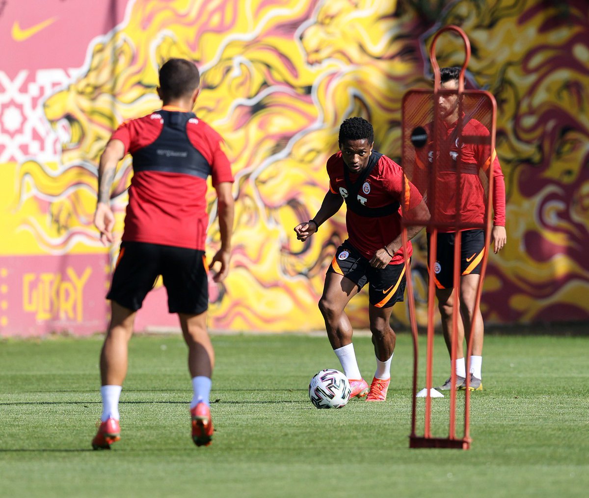 GalatasaraySK's tweet photo. İdman Raporu | 17 Haziran Perşembe

🔗 https://t.co/7Cfa0ZgJ8j https://t.co/tLJ14lmJ0s