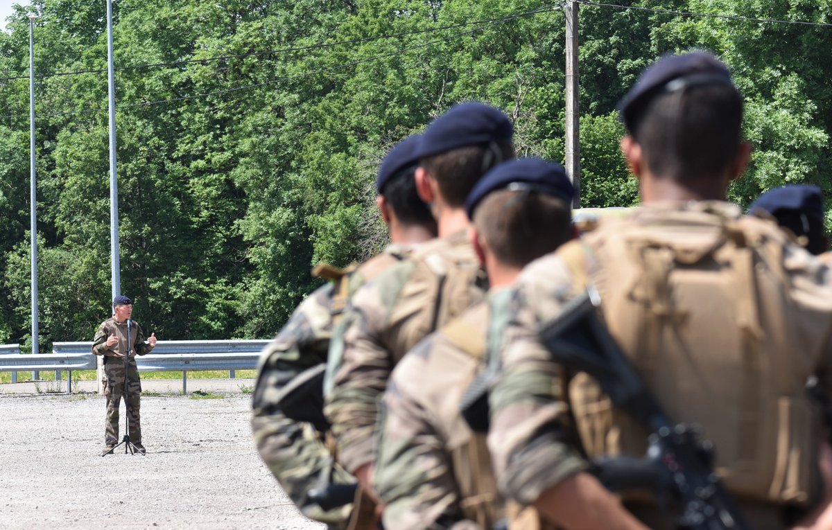 7e_brig_blindee's tweet image. [#CARSPACH2021]
Clap de fin pour l’EXTEL #7eBB, avant une phase défensive et une mission de combat sur le camp de Valdahon. A l'issue de l'exercice, rassemblement des participants pour un bilan et quelques messages du général RONDEAU, satisfait de l'exécution de cette manœuvre.