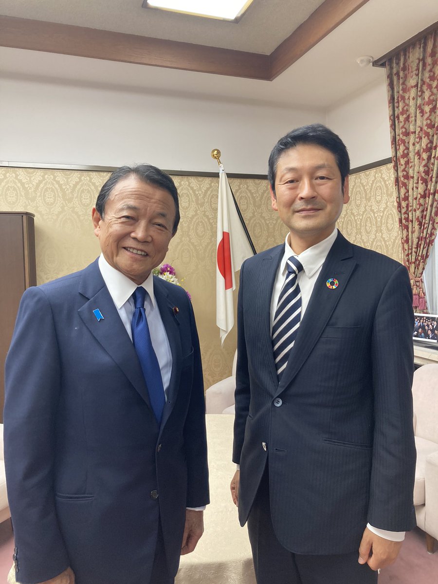 久世孝宏 麻生太郎副総理にご挨拶させて頂きました 麻生副総理が 私が大変お世話になっている神谷さんに 神谷さんを熱くする人間に 興味がある と言ってくださり今日の機会に 市長としてのご指導をいただくなど 大変ありがたい時間でした 久世孝宏 麻生太郎副総理にご挨拶させて頂きました 麻生副総理が 私が大変お世話になっている神谷さんに 神谷さんを熱くする人間に 興味がある と言ってくださり今日の機会に 市長としてのご指導をいただくなど 大変ありがたい時間でした