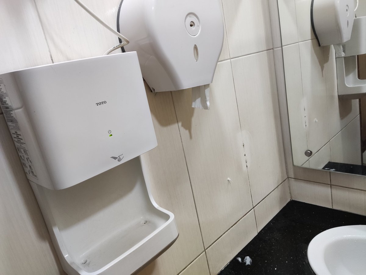 sumicko's tweet photo. @CommuterLine saat inimasa pandemi covid-19. tapi kenapa toilet pria di stasiun klender baru 17 juni 2021, sabun cuci tangan tidak ada.
gimana kita bisa memutus mata rantai covid, @CommuterLine aja gak bisa sediakan hanya sabun cuci tangan. https://t.co/l6tZ78z19l