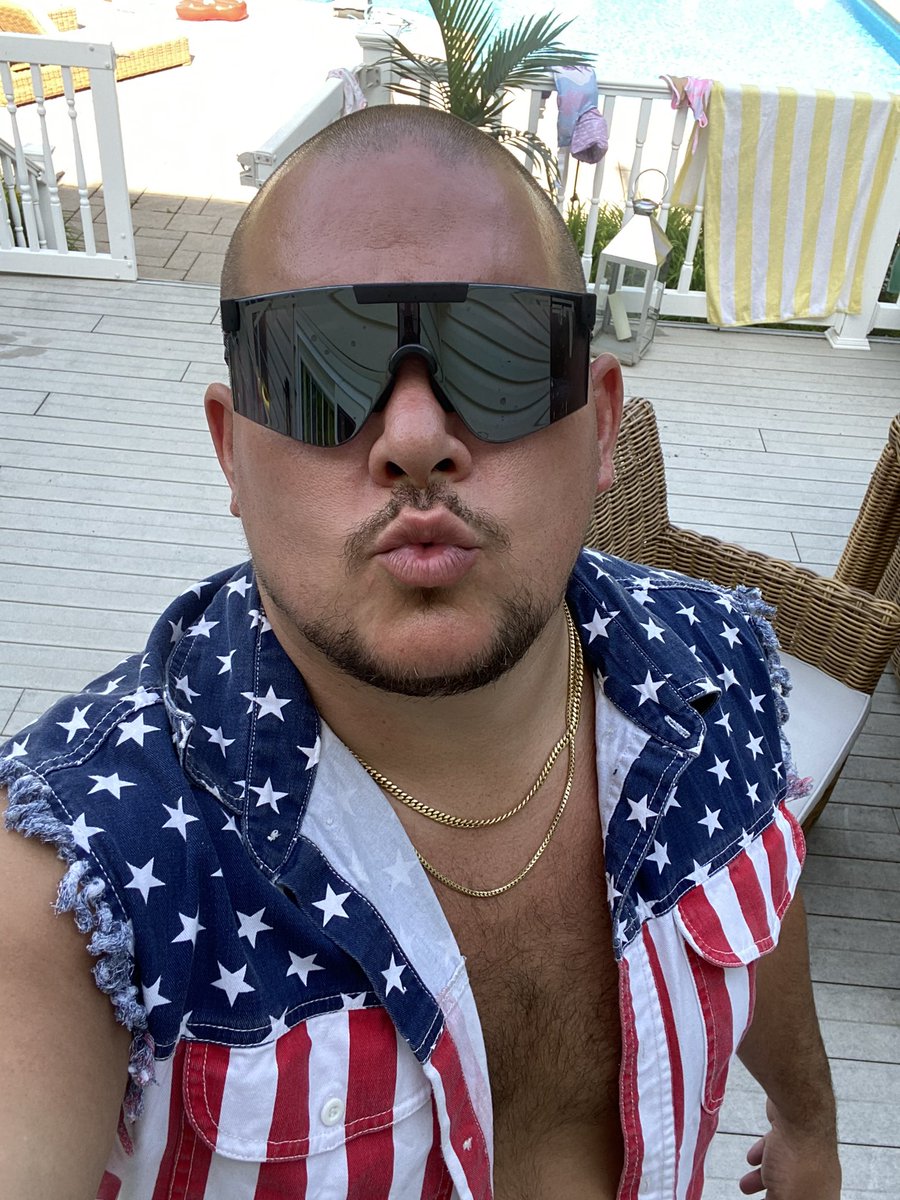 ladyleet's tweet photo. Who is this person?
@dabit3 wants to know, but wrong answers only.
#javascriptafterdark @benlesh https://t.co/UxzwcFJYbr