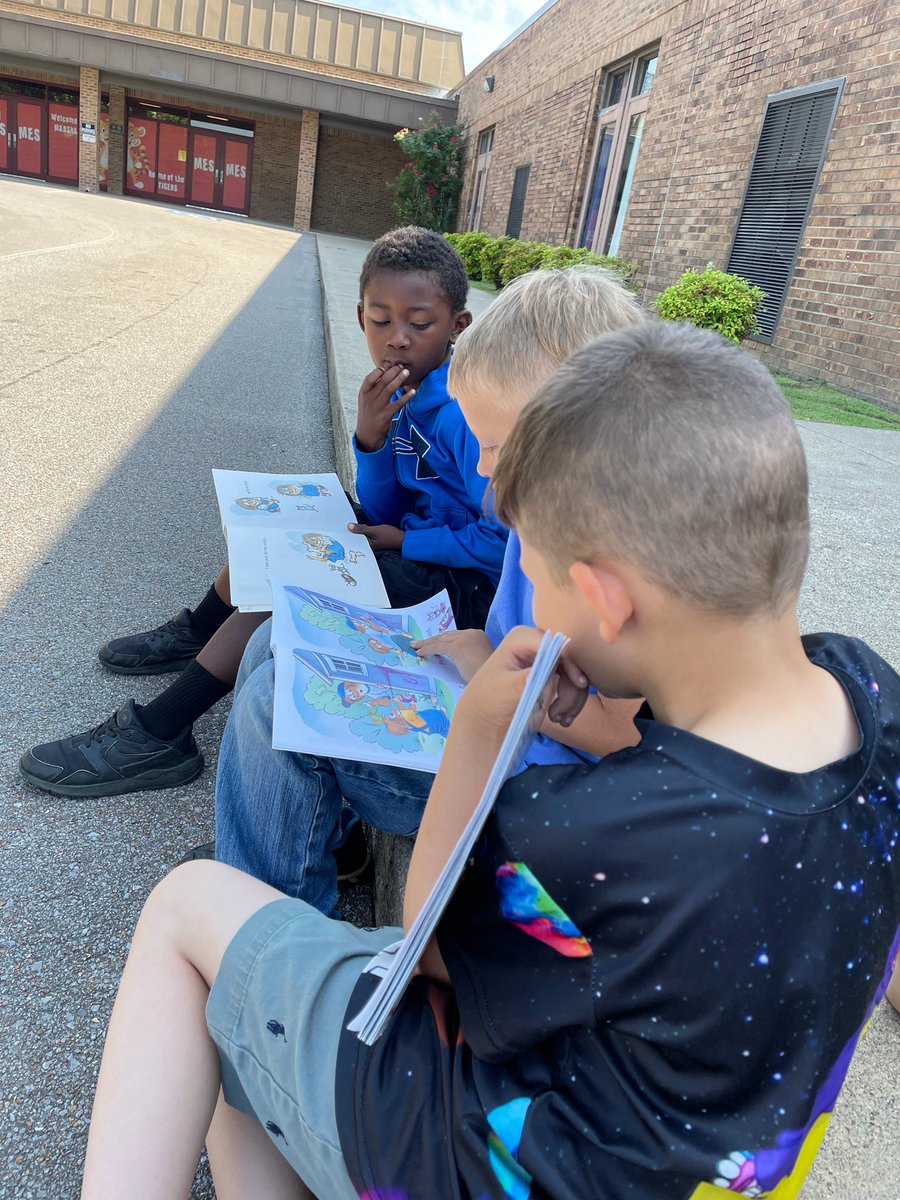 OGEStigercubs's tweet photo. 1st grade partner reading outside. 📚😎 #AcceleratingTN2021 #readthissummer @tammyrlewis66  @MarshallCoSch https://t.co/Z6fVptF0R8