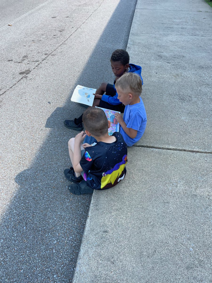 OGEStigercubs's tweet photo. 1st grade partner reading outside. 📚😎 #AcceleratingTN2021 #readthissummer @tammyrlewis66  @MarshallCoSch https://t.co/Z6fVptF0R8