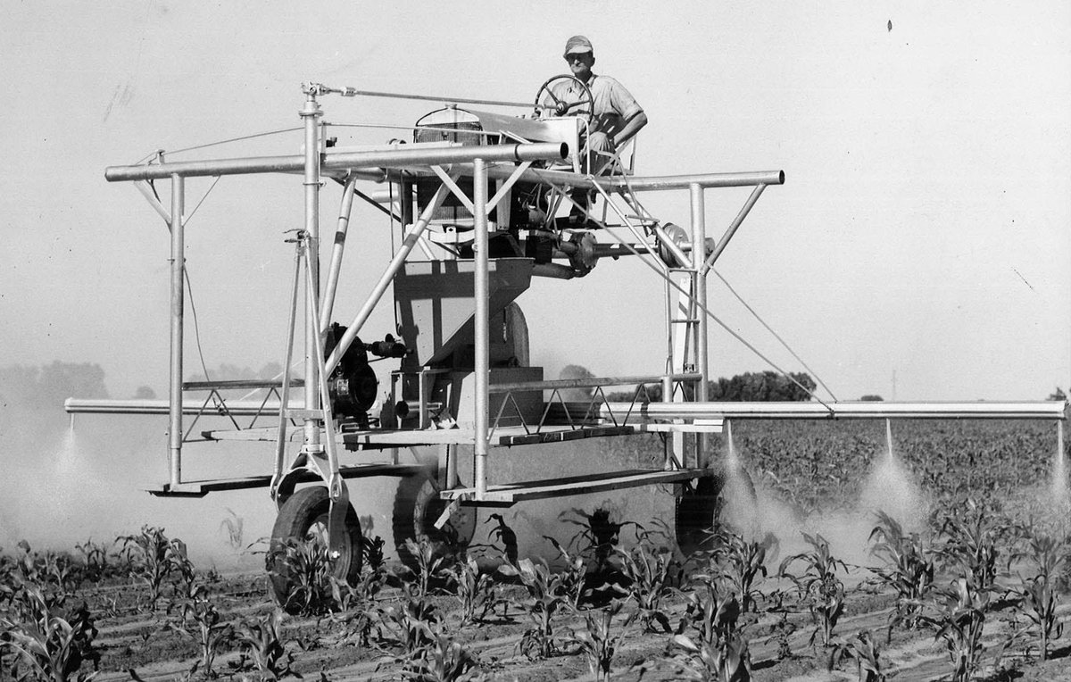 DMRegisterVault's tweet image. From 1946: An unidentified employee of Pfister Associated Growers treats one of the company's corn fields near Monroe with DDT dust to get rid of European corn borers.

More photos in #Iowa from 75 years ago: desmoinesregister.com/picture-galler…