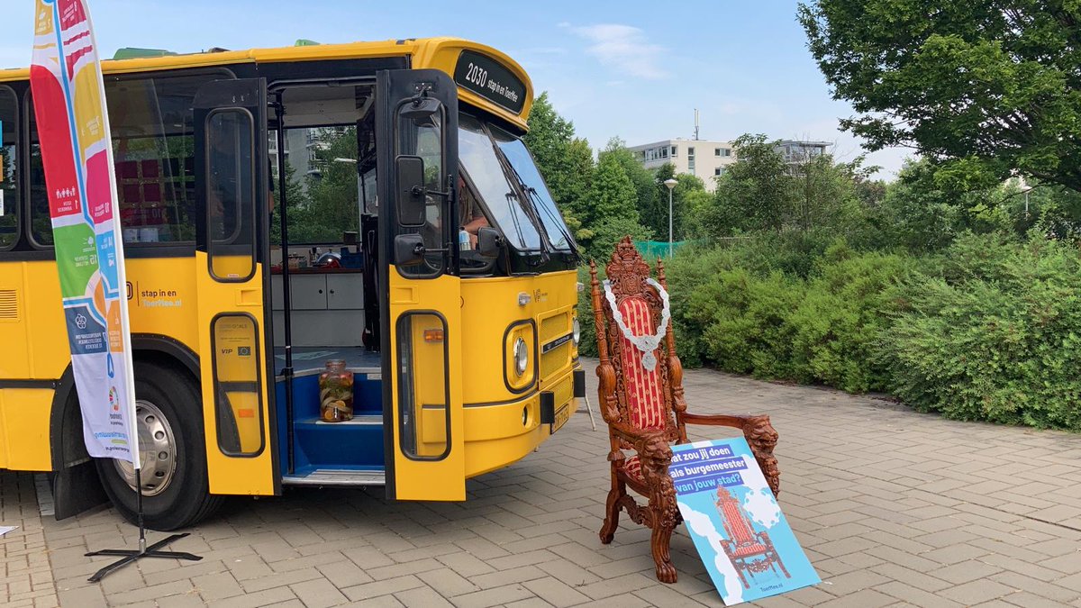 Vandaag was de Tourmee-bus van <a href="/SDGNederland/">SDG Nederland</a> in Den Bosch. Eerste halte? 🚌#HAShogeschool! De dag stond in het teken van elkaar inspireren en activeren om bij te dragen aan de #SDG's. 🤝
  
De (SDG’s) klinken vaak groot en ver weg, terwijl veranderingen juist dichtbij beginnen!