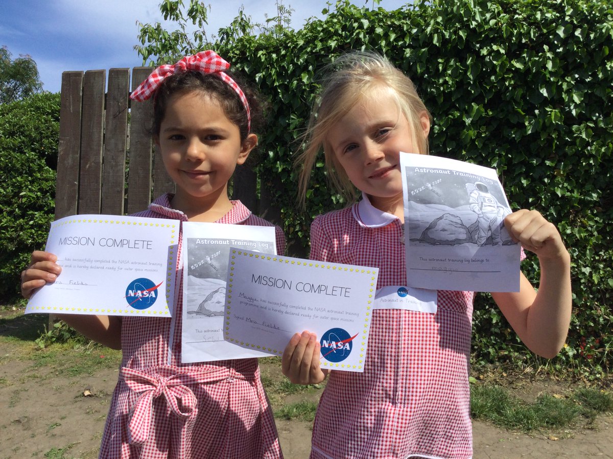 SouthGosforthFS's tweet photo. 👩‍🚀🧑‍🚀 Day Two of astronaut training involved sorting  moon rocks, creating straw rockets and showing how kind we can be by creating a card for the lonely astronaut Janet.  Mission complete! Well done Year One! 🌟 #MantleoftheExpert @TheatreAlibi @imagineinquiry https://t.co/h5DJENwF0a
