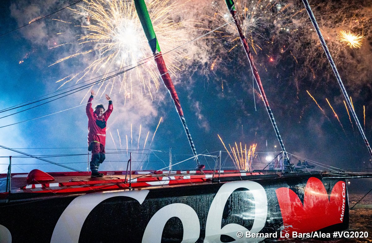 [Retour en images : Arrivées #VG2020]
Un des moments les plus attendus de ce VG2020 : les arrivées.
Le passage de ligne, la remontée du chenal, les retrouvailles et les célébrations ... 
27 arrivées (2 hors course) ont animé la ville des <a href="/lessables/">Les Sables d'Olonne</a> et clôturé cette 9e édition !