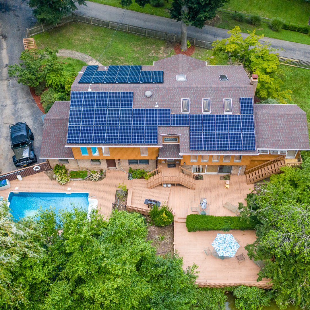 EmPowerSolar's tweet image. Power Move Thursday ⚡️

Location: Syosset, NY
System size: 16.35kW/327 panels
1 Tesla Powerwall 
Annual Electric Savings: $3,183!

Check back every Thursday to learn how much your neighbors are saving with solar!

#PowerMoveThursday #ElectrifyYourLife #SolarPower #SolarEnergy