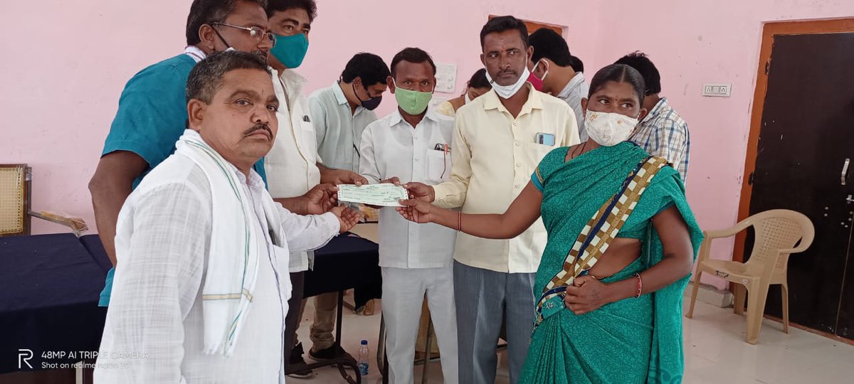 KLasmanna's tweet photo. Kalyana Lakshmi check's distribution at Jainath Mandal

@JoguRamannaTRS 
@trs_adilabad 
#jainath
#Adilabad https://t.co/xk7hHTvVaO