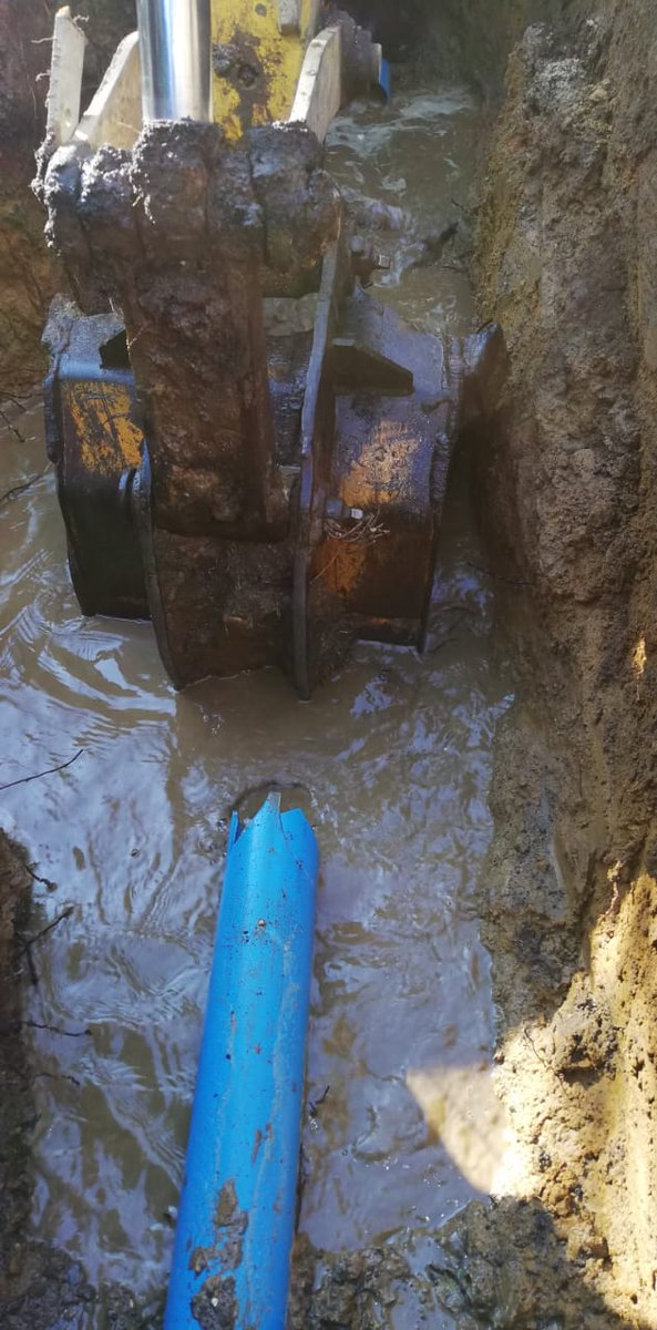RadioSago's tweet photo. #LasLumas #sinaguapotable 340 familias están sin agua potable luego que retroexcavadora dañó tubería de APR Las Lumas, confirmó su presidenta Estela Gonzalez. Trabajan para reponer el servicio #informandoprimero https://t.co/wH0qtTMsWZ