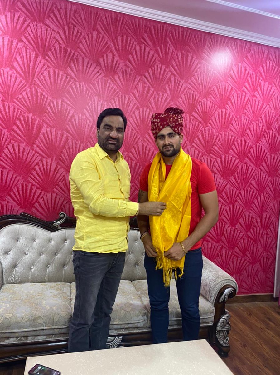 hanumanbeniwal's tweet photo. अपनी प्रतिभा के दम पर कबड्डी खेल में अंतराष्ट्रीय स्तर पर अपनी पहचान बनाने वाले राहुल च���धरी ने जयपुर आवास पर आकर शिष्टाचार मुलाकात की,इस अवसर पर उनका साफा पहनाकर अभिनंदन किया ! https://t.co/xRMxUzzK5q