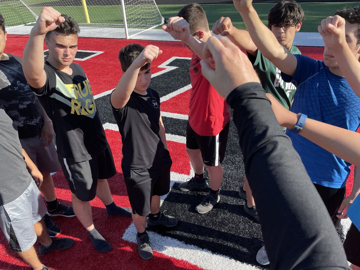 MrJohnsonCville's tweet photo. Summer Conditioning—Day 3: 45-Minute Fun Run (count your laps…Coach had the most), Interval Sprints, and Burpees. 1st week in the books, numbers are low, but effort is high. See everyone on Tuesday! #RiseAndShiners #EarnYourLunch https://t.co/vZy06mthGh