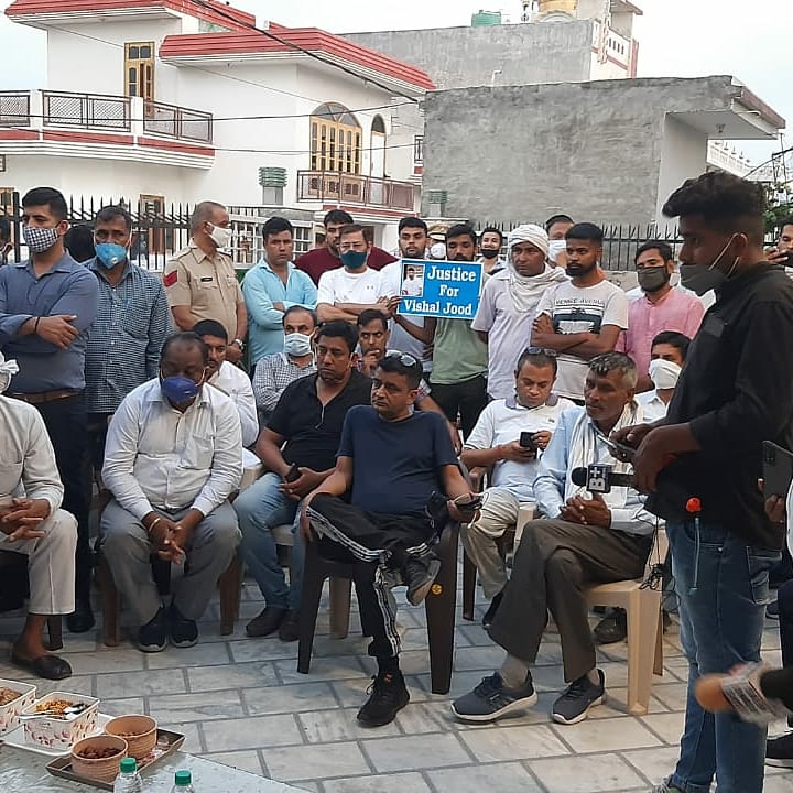 NayabSainiBJP's tweet photo. ऑस्ट्रेलिया में तिरंगे के अपमान पर आवाज बुलंद करने पर हुई जेल के मामले में विशाल जूड़ जी के परिवार में पहुँचकर उनको सांत्वना दी कि सरकार उनके साथ खड़�� है और विशाल जी की रिहाई करवाकर अपने भारत देश में पूरे सम्मान के साथ लेकर वापस लेकर आया जाएगा। https://t.co/fzj6zBORQ7