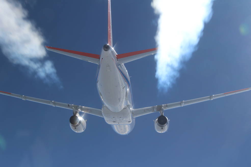 NASAaero's tweet image. ✈️ 💚 Research conducted by @NASA &amp;amp; @DLR_en finds that cleaner-burning jet fuels made from sustainable sources can produce 50%-70% fewer ice crystal contrails at cruising altitude, reducing aviation’s impact on the environment. #PressRelease: go.nasa.gov/35sWgiR