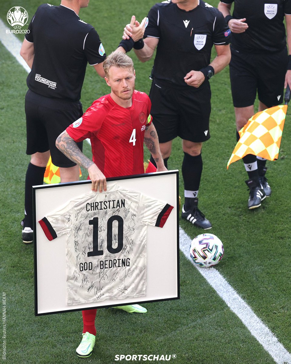 Schöne Geste: Die Belgier haben den Dänen ein von allen Spielern unterschriebenes und gerahmtes Trikot geschenkt - mit Eriksens Rückennummer 10 und dem Aufdruck Christian. #EURO2020 #DENBEL #eriksen