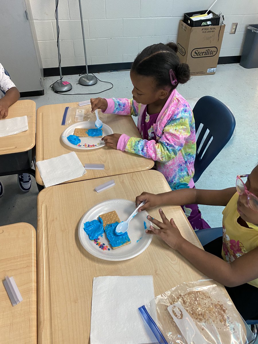 aloha_kinder's tweet photo. Fun under the sea !!! Yummy craft day https://t.co/ePVz9HDpzf
