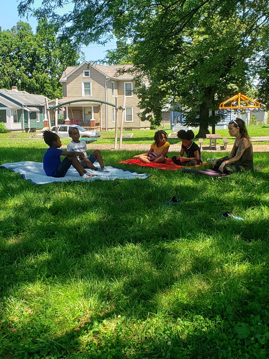 AngelaAdams3rd's tweet photo. Yoga and learning about the constellations at Sherman Park. Join us everyday for fun activities and free lunch for students! #MIDDIERISING #AMANDAELEM #ACTIVATINGAWESOME #Middletown https://t.co/39cIOBkdGd