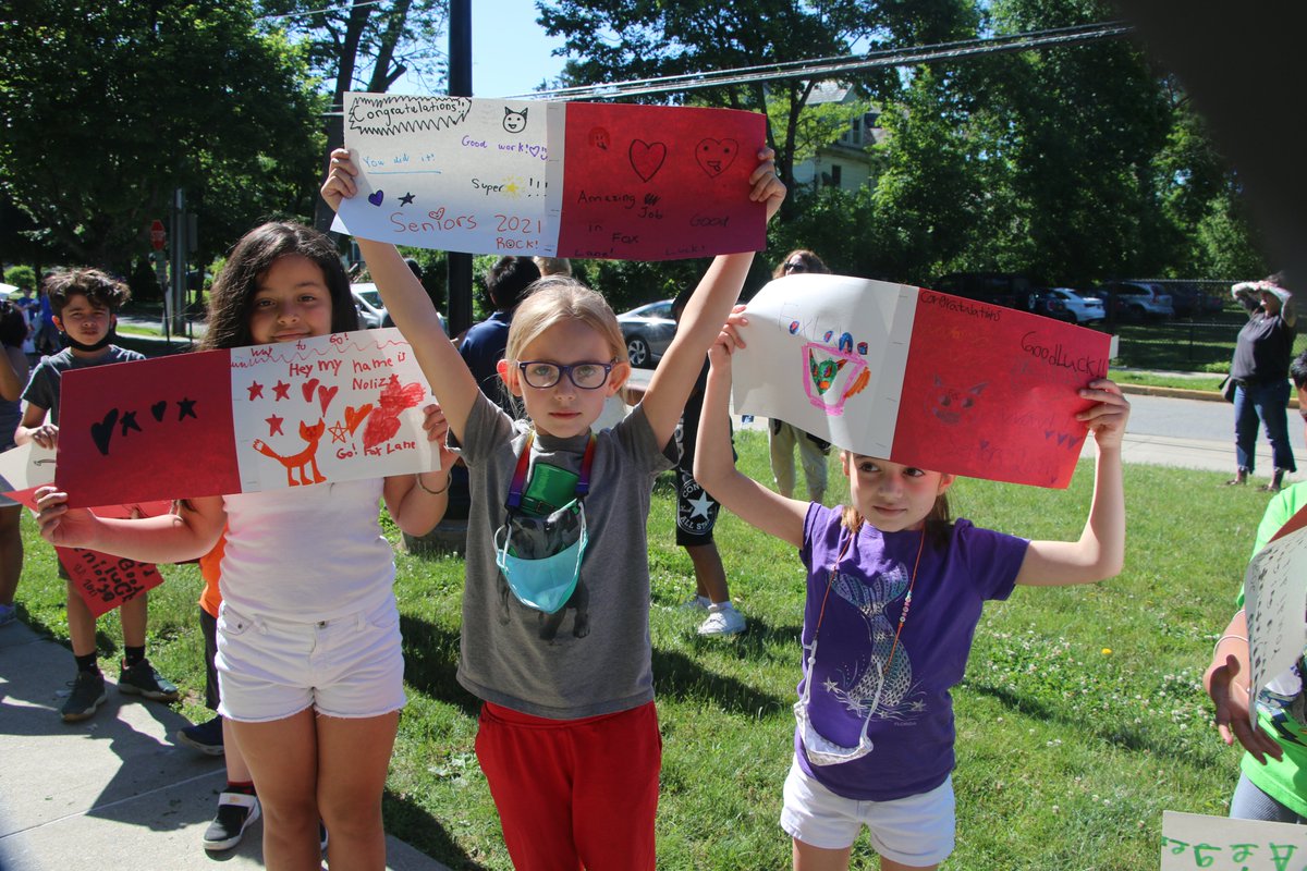 mtkiscoelem's tweet photo. MKES Students cheer on retirees and former MKES students who are graduating as FLHS Seniors this year!

https://t.co/MnJUBqU92b

#mkes  #mkespride https://t.co/3Vnc4romsc