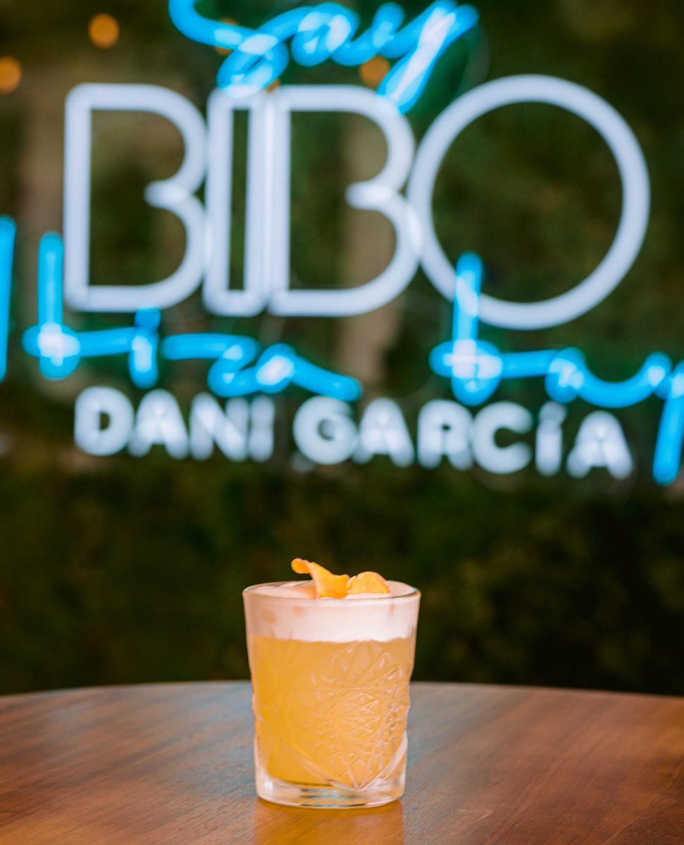 BiBoDaniGarcia's tweet photo. ¡Ibiza! ¡No podíamos dejarte sin nuestro whisky sour de calabaza! 🥃
Whisky, sirope de calabaza ahumada, mix de cítricos y clara de huevo. Un trago muy especial para tomar en un sitio más especial aún. 👌🏻
https://t.co/gFOyuQ23Nx
#BIBO #BIBOIbiza #IbizaBay #DaniGarcía #SayBiBo https://t.co/ex0p3WPWsh