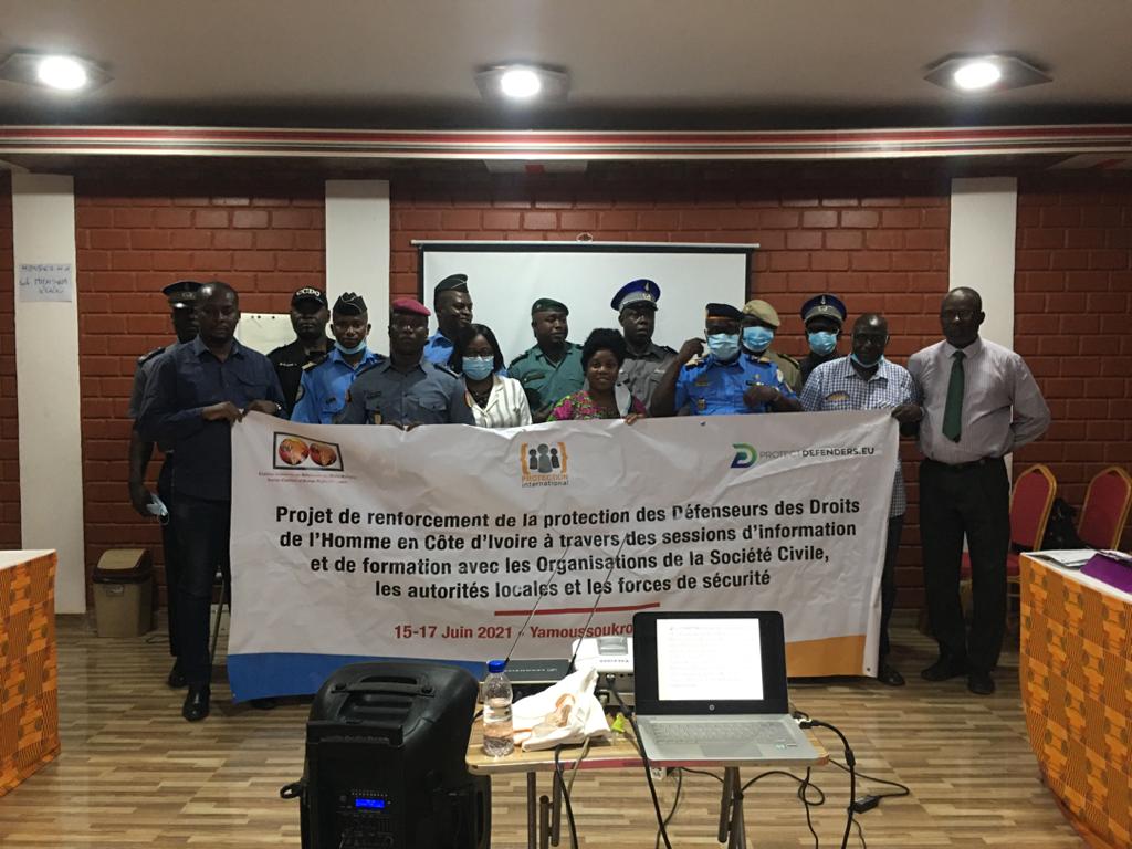 ciddh_officiel's tweet photo. La #CIDDH en session d'information et de formation ce jour avec les autorités et forces de sécurité de Yamoussoukro, sur la loi de protection des @DDH et son décret d'application.
@ProtectionInt
@ProtectHRD_EU https://t.co/rUMhvYDq96