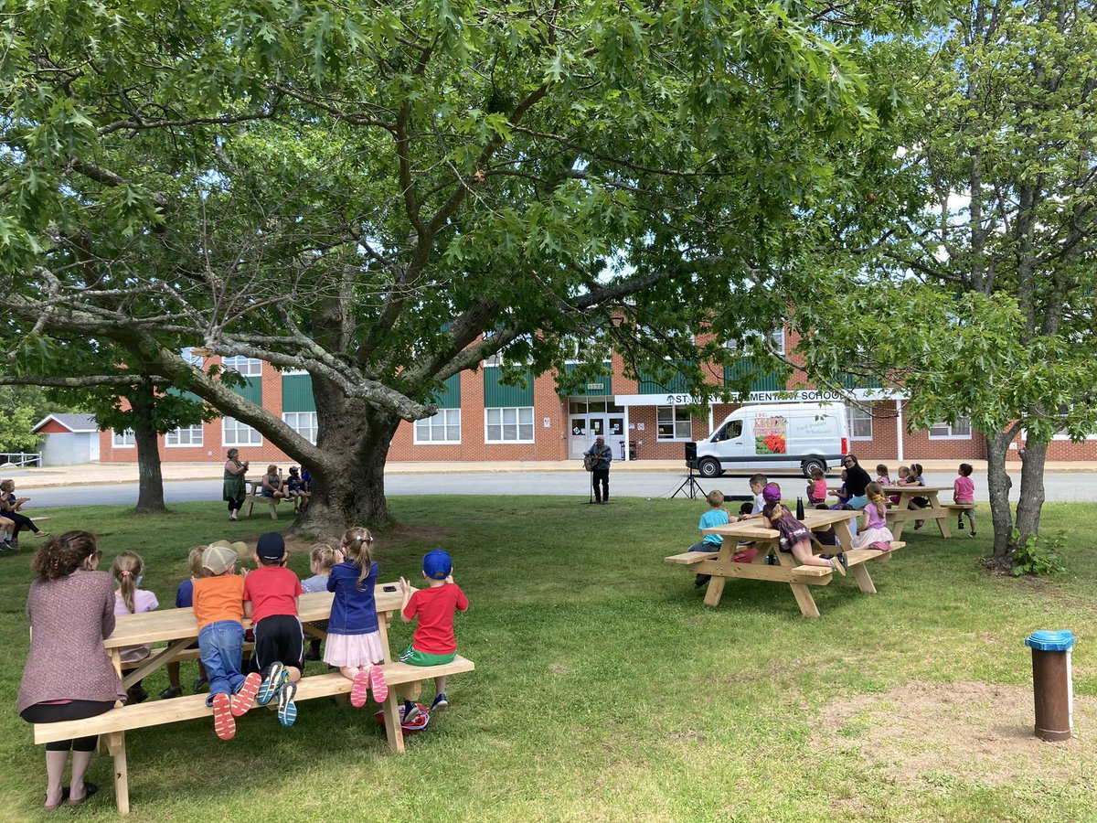 SMES01's tweet photo. Thanks to Hughie McDonell for coming and playing an outdoor concert for the #nspreprimary classes and our primary classes. We were thrilled that @Miss_Bastock was able to arrange this for us @SMES01! Thanks Miss B! @AVHealthySchool @AVRCE_NS https://t.co/o78R3WOgE9