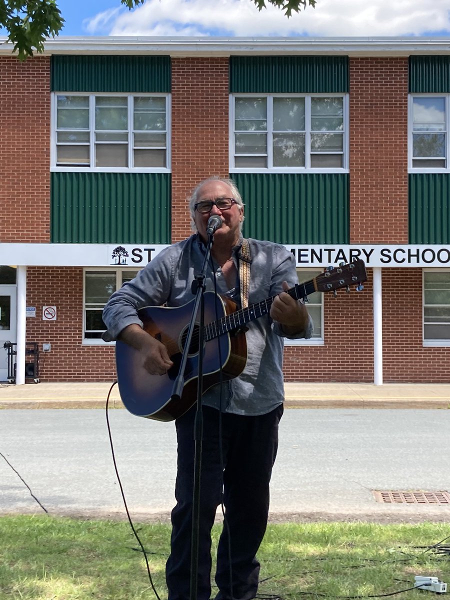 SMES01's tweet photo. Thanks to Hughie McDonell for coming and playing an outdoor concert for the #nspreprimary classes and our primary classes. We were thrilled that @Miss_Bastock was able to arrange this for us @SMES01! Thanks Miss B! @AVHealthySchool @AVRCE_NS https://t.co/o78R3WOgE9