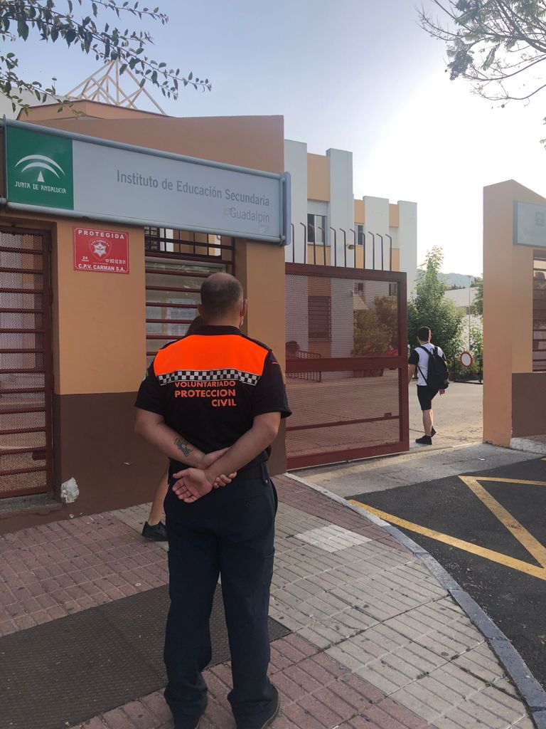 E112Andalucia's tweet photo. 🟠 Nuestros compañeros de las agrupaciones de voluntariado de #ProtecciónCivil han estado hasta el último día en labores de información y prevención de la #Selectividad2021 #PEvAU. En las imágenes, #ALVPC de Marbella en colaboración con @InfoUMA. https://t.co/rUNs6fPY4P