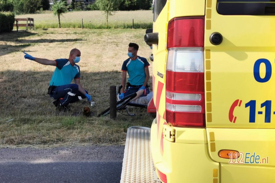 Fietsster schrikt van bestelbus en botst tegen lantarenpaal in #Bennekom. 112Ede.