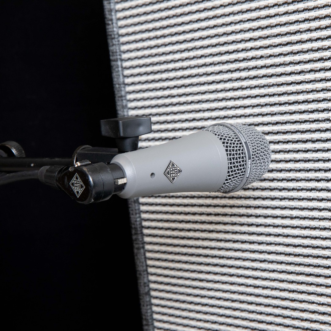 TELEFUNKEN_Mics's tweet photo. The low profile M81-SH is ideal for tight drum miking, brass or vocal applications where a smaller footprint is necessary. #telefunken #telefunkenmics #M81sh #gearfest2021
https://t.co/4KxIpwJm9y https://t.co/mCwhbO7OSs