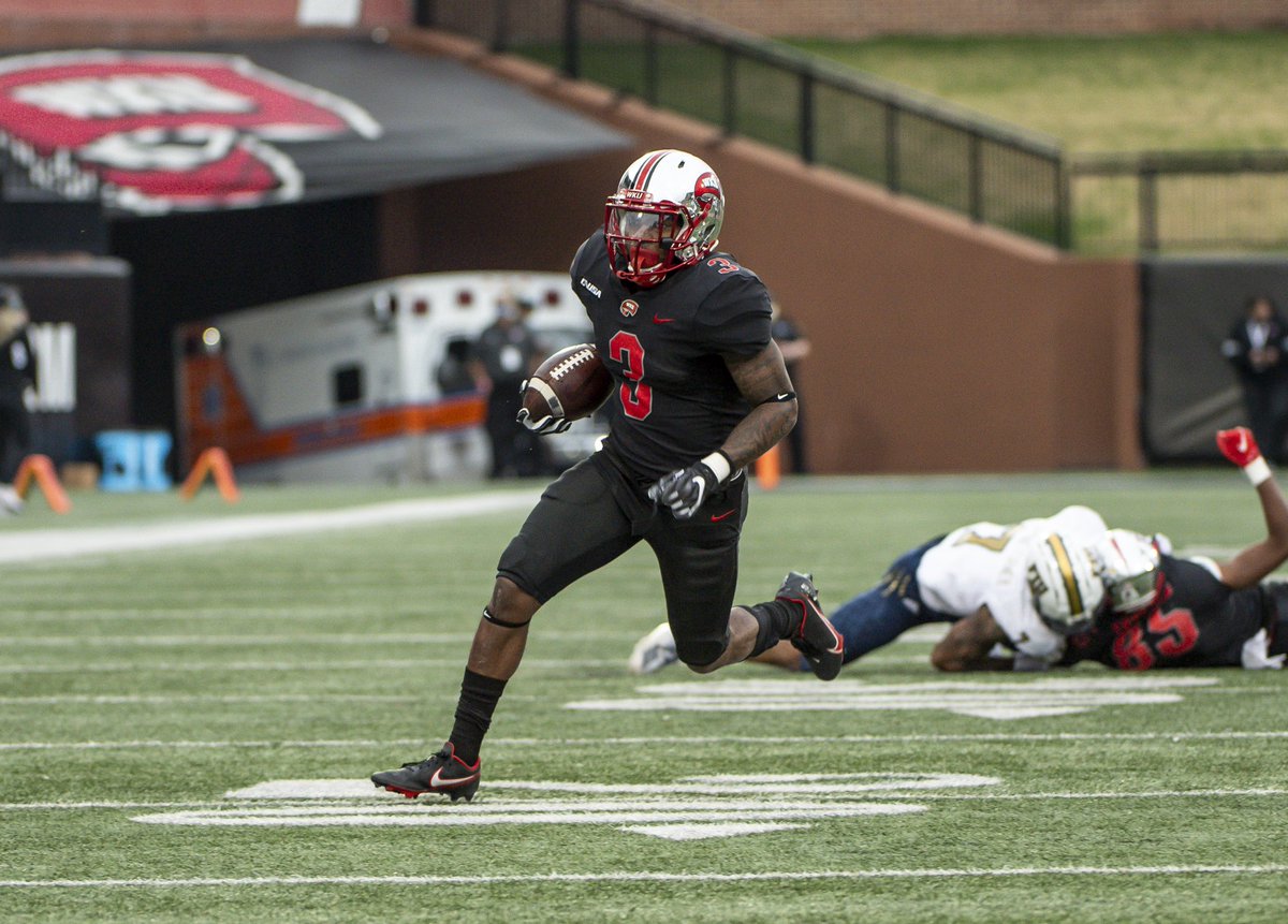 Happy Birthday to RB Jakairi Moses!

The definition of tough. TD on his first college carry and 2 ACLs later, still toting the rock! 

#FeedThatMan