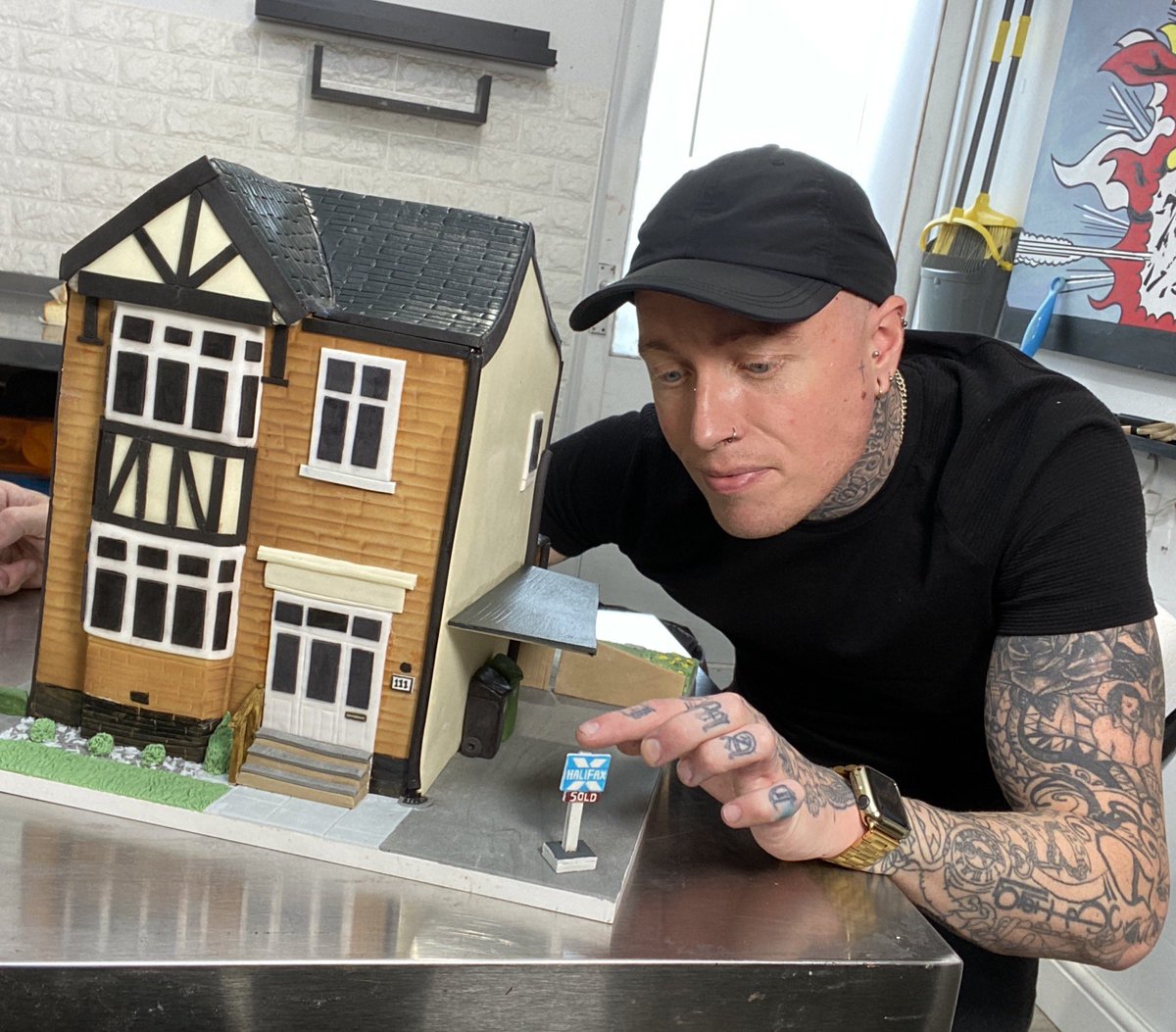 Reubes's tweet photo. . @The_Bakeking x @HalifaxBank helping first-time buyers find a way to celebrate moving into their new homes #YesToTheAddress #FirstTimeBuyer #NewHome #Cake #cakes #cakedecorating #art #baking #illusion #Halifax https://t.co/aOXiVyzmpU