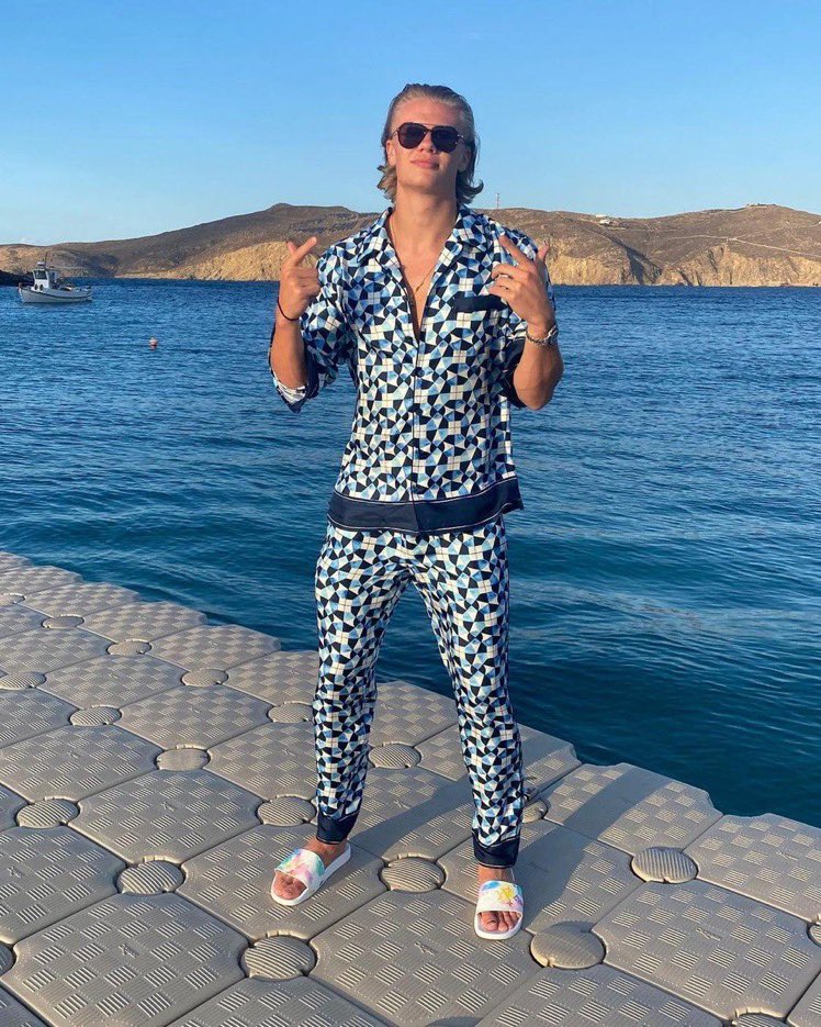 RadioMARCA's tweet photo. 👚 ¿Qué look te gusta más?

🔄 CRISTIANO RONALDO
❤️ ERLING HAALAND https://t.co/97rHqrR4Vb