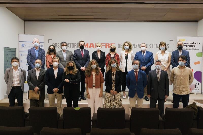flallanam's tweet photo. Lo mejor que se puede compartir es el conocimiento. Y el Informe anual @GEM_es es un gran servicio a la comunidad emprendedora. Gracias a su presidenta @Ana_F_Laviada por invitarme a moderar la mesa de debate y felicidades a todos los que ponen su talento en este documento. https://t.co/mxGaXopCG3