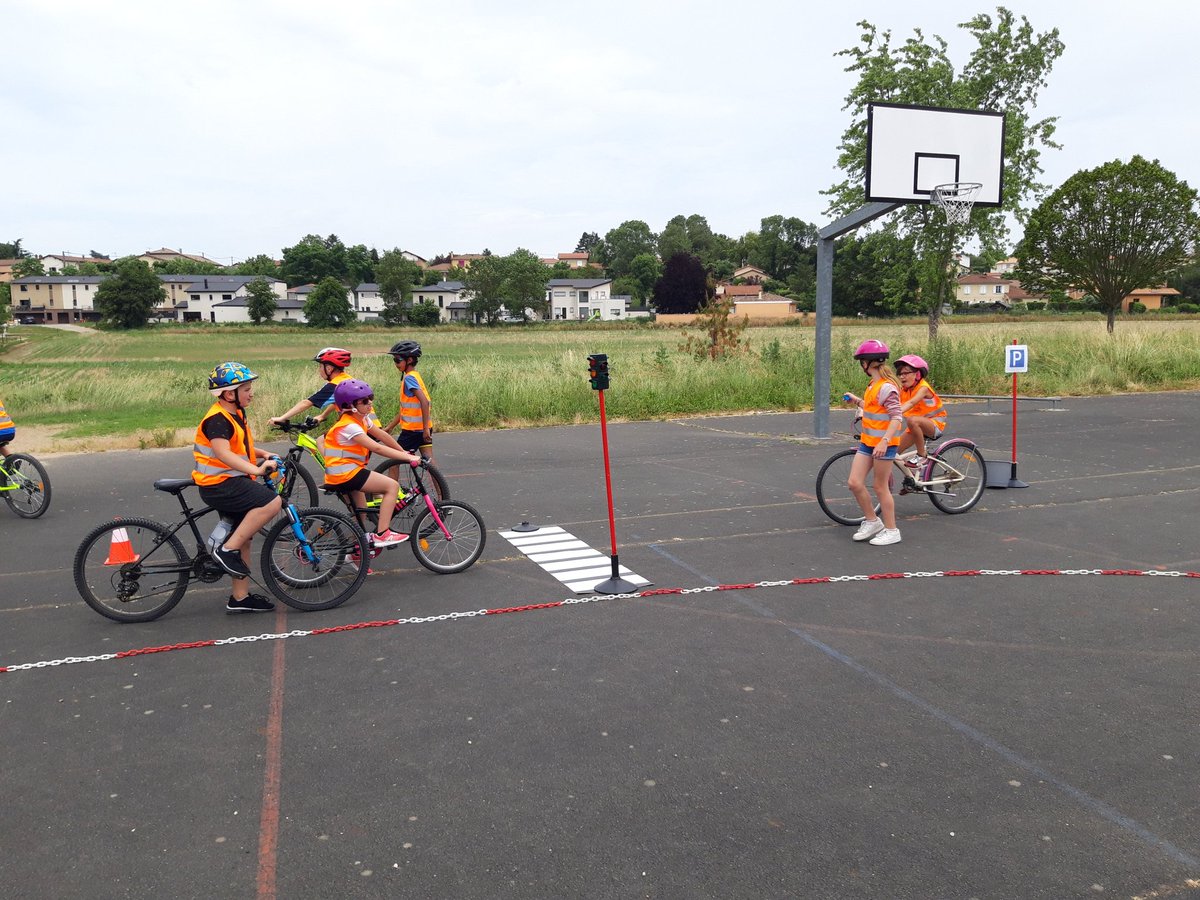 ComiteUSEP01's tweet photo. La classe des cm2 de St Marcel-en-Dombes a fait son #AinPtitTour , #usep01 ... 23 km avec atelier "APER" à midi pour valider le bloc 2 du #SRAV à Civrieux. Merci à tous les encadrants. https://t.co/bsc5wIHj6O