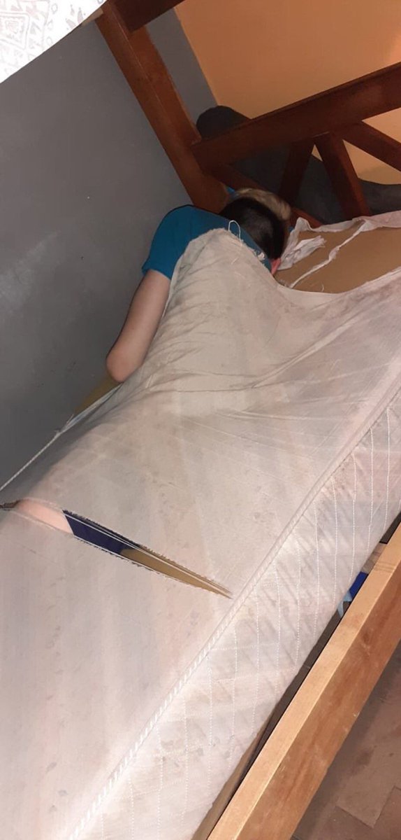 la_merede's tweet photo. Sylvie et Jérôme quand il faut racheter une couverture #bacdefrancais https://t.co/nOnY5cG33Q