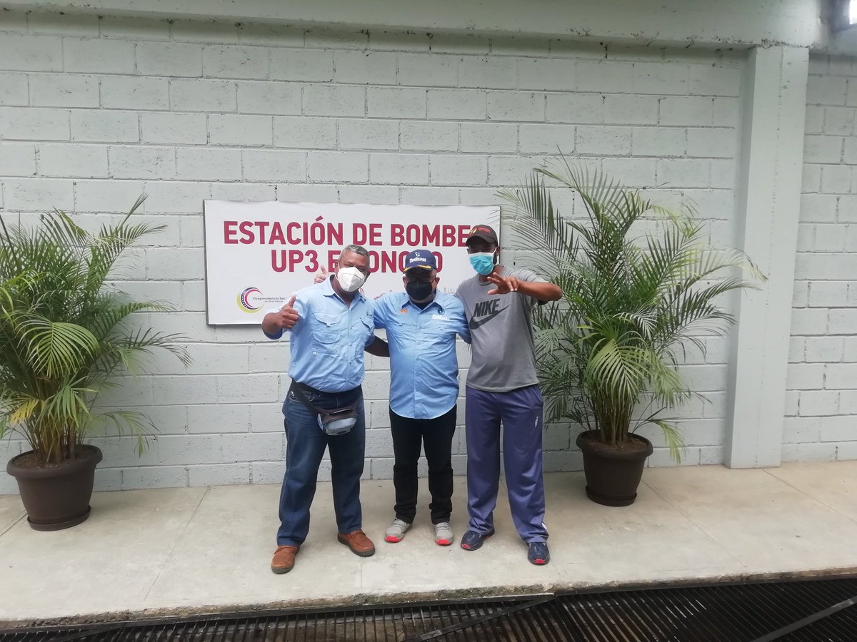 clapuniondeunp1's tweet image. @NicolasMaduro @EvelynBVasquez @LaZurdaDeChavez @drodriven2 @ConElMazoDando Le damos gracias a nuestro Presidente Nicolás Maduro Moros.Hoy con el General Randy Rodríguez Viceministro Presidente Hidrocapital en la reinagurarcion de la estación del bombeo de UP3 Caricuao #Caricuao